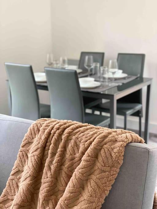 Modern Flat Near Train Station With Free Parking Apartment Cambridge  Bagian luar foto