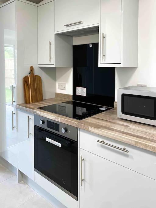Modern Flat Near Train Station With Free Parking Apartment Cambridge  Bagian luar foto